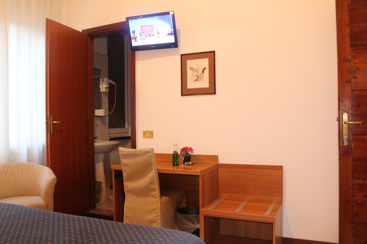 Hotel Catalani E Madrid Milan Bagian luar foto